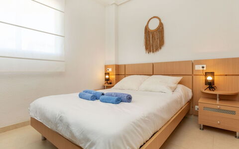 Cala Blanca i: Meubles, Lit, Design Intérieur, Chambre, Drap De Lit, Literie, Sol, Bois, Sol, Pièce