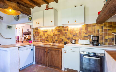 Les Figuiers: Cabinetry, Comptoir, Aliments, Propriété, Bâtiment, Cuisine, Appareil De Cuisine, Bois, Éclairage, Tiroir