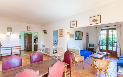 Les Figuiers: Table, Cadre, Meubles, Propriété, Chaise, Bois, Design Intérieur, Sol, Sol, Télévision