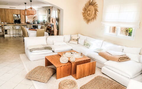 La Pinède: Meubles, Canapé, Design Intérieur, Salon, Sol, Sol, Domicile, Pièce, Appartement, Throw Pillow