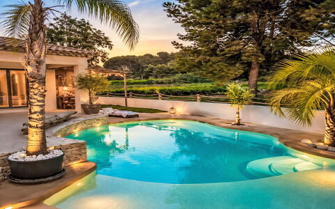 La Pinède: Piscine, Bleu, L'Eau, Loisir, Recours, Caractéristique De L'Eau, Eco Hôtel, Mobilier De Jardin, Composite, Aménagement Paysager