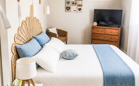 La Pinède: Meubles, Chambre, Lit, Design Intérieur, Literie, Linge, Drap De Lit, Bois, Coussin, Throw Pillow
