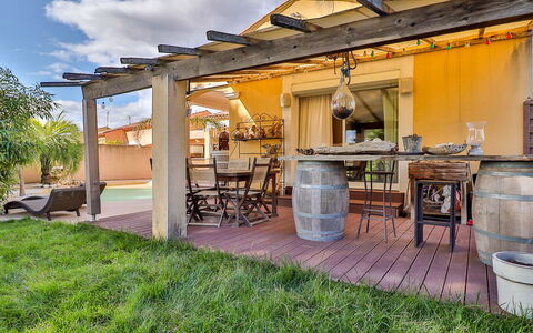 La Pinède: Plante, Bâtiment, Ciel, Propriété, Meubles, Table, Nuage, Bois, Porte, Design Intérieur