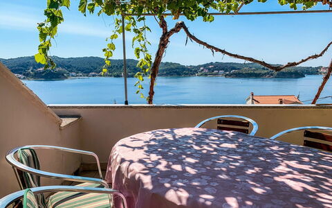 Rab Supetarska Draga 101: L'Eau, Ciel, Plante, Meubles, Propriété, Table, Bleu Azur, Arbre, Ombre, Mobilier De Jardin