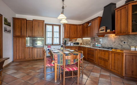 Cascina Anna: Meubles, Cabinetry, Table, Comptoir, Bois, Éclairage, Chaise, Cuisine, Cadre, Design Intérieur