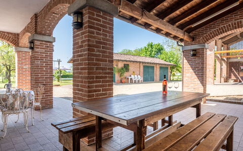 Cascina Anna: Ciel, Propriété, Meubles, Table, Bois, Plante, Bâtiment, Éclairage, Ombre, Design Intérieur