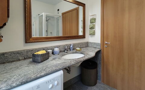 Bruna: Miroir, Robinet, Évier, Luminaire Plomberie, Propriété, Comptoir, Bâtiment, Lavabo, Cabinetry, Salle De Bains