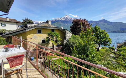 Bruna: Ciel, Nuage, L'Eau, Plante, Propriété, Montagne, Bâtiment, Vert, Maison, Arbre