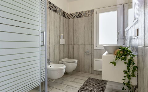 Chicca: Plante, Propriété, Luminaire Plomberie, Bâtiment, Salle De Bains, Évier, Violet, Toilette, Design Intérieur