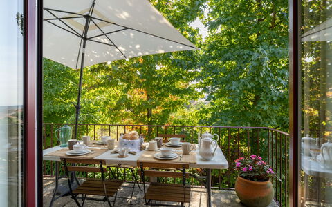 Casa da Quinta de Pedral: Table, Plante, Meubles, Propriété, Tableau De Plein Air, Pot De Fleur, Ombre, Mobilier De Jardin, Chaise, Fleur