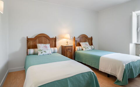 Casa da Quinta de Pedral: Meubles, Propriété, Confort, Bleu Azur, Textile, Bois, Lit, Bâtiment, Design Intérieur, Oreiller