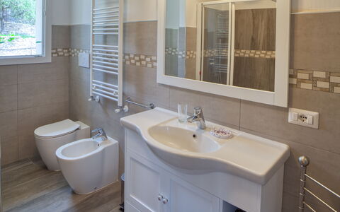 Villa Mimosa - Diano Marina: Marron, Miroir, Robinet, Luminaire Plomberie, Évier, Lavabo, Propriété, Photographier, Fenêtre, Salle De Bains