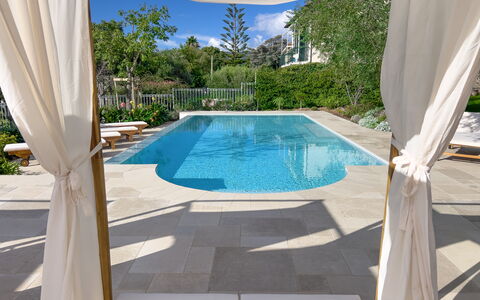 Villa Mimosa - Diano Marina: L'Eau, Plante, Piscine, Bleu Azur, Ombre, Bâtiment, Rectangle, Design Intérieur, Fenêtre, Sol