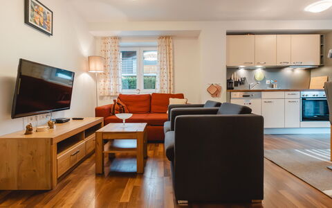 Kaprun 605: Meubles, Propriété, Télévision, Confort, Table, Design Intérieur, Éclairage, Bois, Bâtiment, Canapé