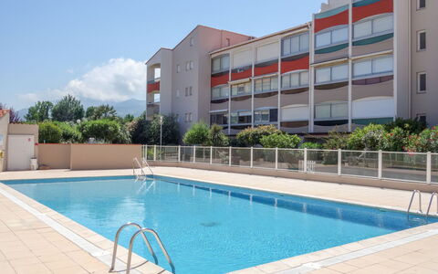 Les Golfes Clairs: L'Eau, Ciel, Bâtiment, Propriété, Plante, Piscine, Bleu Azur, Fenêtre, Nuage, Maison