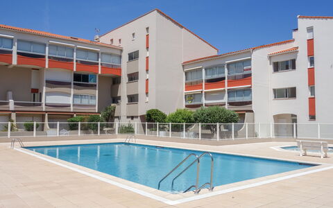 Les Golfes Clairs: L'Eau, Bâtiment, Propriété, Ciel, Piscine, Fenêtre, Bleu Azur, Maison, Rectangle, Design Intérieur
