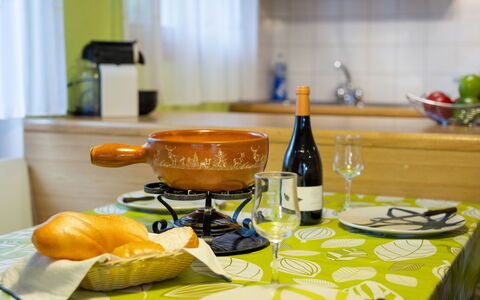 Alicia: Aliments, Table, Vaisselle, Bouteille, Drinkware, Cabinetry, Orange