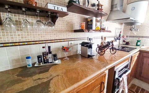 El Viso: Cabinetry, Comptoir, Robinet, Bois, Cuisine, Design Intérieur, Evier, Sol, Sol, Rayonnage