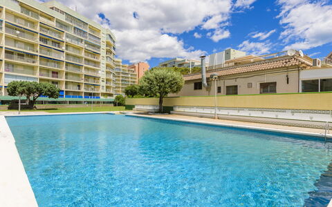 Oromar: L'Eau, Bâtiment, Nuage, Plante, Ciel, Propriété, Jour, Piscine, Fenêtre, Bleu