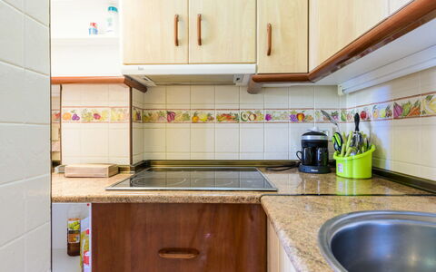 Oromar: Evier, Comptoir, Cabinetry, Robinet, Évier, Propriété, Luminaire Plomberie, Cuisine, Bois, Cuisinière