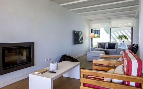 Maison del Mar: Propriété, Meubles, Table, Cadre, Bois, Bâtiment, Design Intérieur, Plante, Plante D'Appartement, Confort