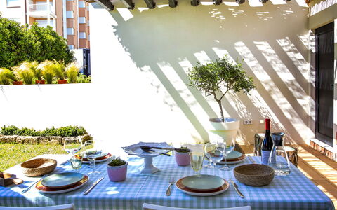 Maison del Mar: Table, Vaisselle, Plante, Meubles, Propriété, Photographier, Vaisselle, Bâtiment, Fenêtre, Drinkware