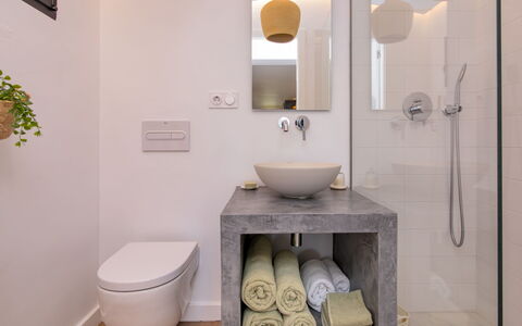 Maison del Mar: Miroir, Propriété, Luminaire Plomberie, Évier, Produit, Plante, Robinet, Lavabo, Salle De Bains, Siège De Toilette