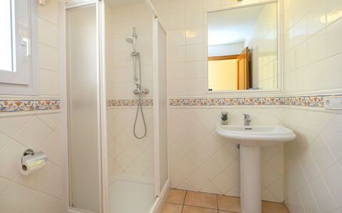Sandra: Miroir, Luminaire Plomberie, Robinet, Évier, Salle De Bains, Tete De Douche, Design Intérieur, Lavabo, Fenêtre