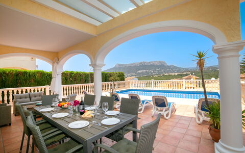 Sandra: Villa, Recours, Piscine, Biens, Cuisine, Cabinetry, Hacienda, Hôtel, Chaise, Comptoir