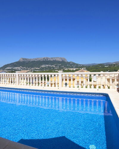 Sandra: L'Eau, Ciel, Bâtiment, Plante, Propriété, Jour, Piscine, Bleu Azur, Bleu, Rectangle