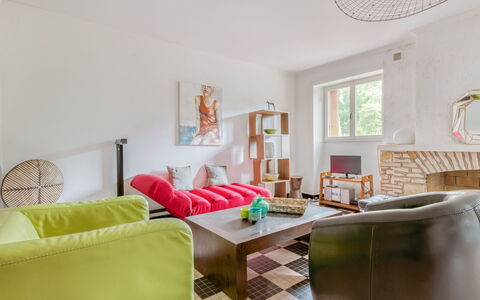 Villa Giroflé: Meubles, Canapé, Fenêtre, Table, Design Intérieur, Salon, Bois, Sol, Confort, Canapé-Lit