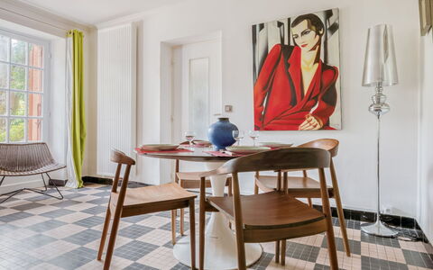 Villa Giroflé: Table, Propriété, Meubles, Cadre, Design Intérieur, Bois, Confort, Fenêtre, Sol, Sol