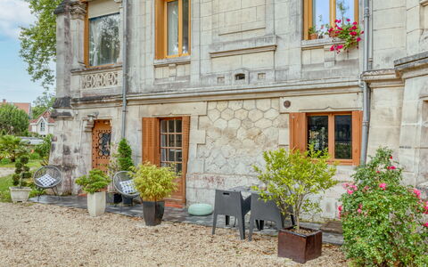 Villa Giroflé: Plante, Fenêtre, Bâtiment, Propriété, Fleur, Pot De Fleur, Maison, Porte, Quartier, Plante D'Appartement