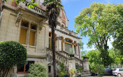 Villa Giroflé: Table, Meubles, Propriété, Comptoir, Vaisselle, Cabinetry, Aliments, Plante, Fenêtre, Chaise
