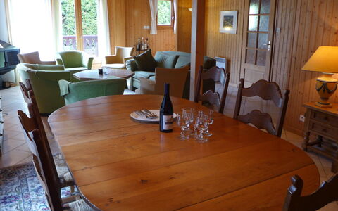 Le Jet D'Eau 19: Table, Meubles, Propriété, Fenêtre, Chaise, Bois, Canapé, Bouteille, Bâtiment, Éclairage