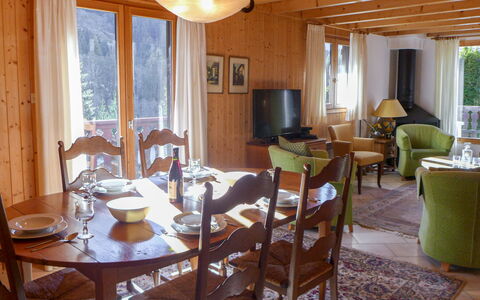 Le Jet D'Eau 19: Meubles, Table, Propriété, Fenêtre, Bâtiment, Chaise, Bois, Design Intérieur, Éclairage, Lampe