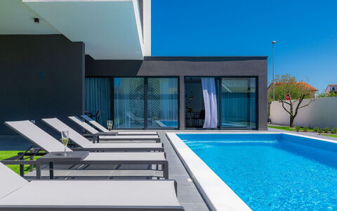 Dots N' Stripes: Bâtiment, Propriété, L'Eau, Ciel, Bleu Azur, Piscine, Ombre, Fenêtre, Design Intérieur, Architecture