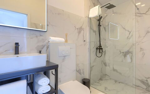 Dots N' Stripes: Miroir, Luminaire Plomberie, Propriété, Évier, Tete De Douche, Salle De Bains, Robinet, Design Intérieur, Sol