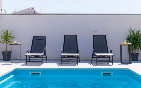Laura: L'Eau, Plante, Propriété, Meubles, Piscine, Bleu, Pot De Fleur, Bleu Azur, Vert, Rectangle