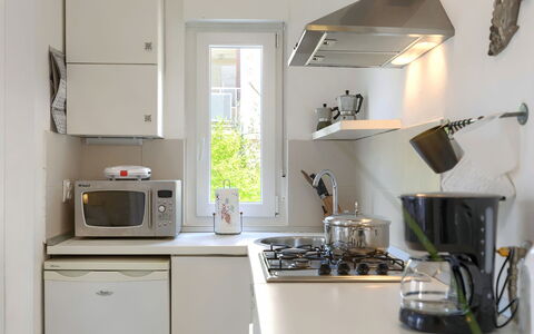 Laura: Evier, Propriété, Comptoir, Cabinetry, Blanc, Appareil De Cuisine, Cuisinière, Cuisine, Gaz Poele, Évier