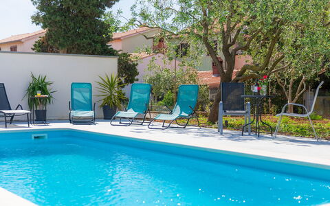 Laura: L'Eau, Plante, Propriété, Piscine, Bleu, Bleu Azur, Arbre, Ombre, Mobilier De Jardin, Plan D'Eau