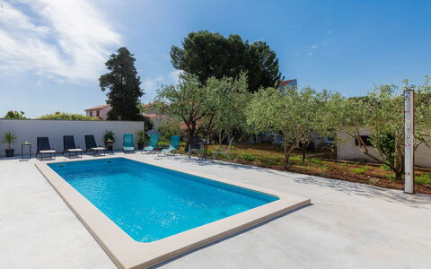 Laura: L'Eau, Plante, Ciel, Bâtiment, Piscine, Nuage, Bleu Azur, Arbre, Rectangle, Ombre