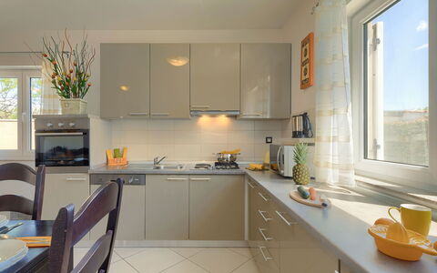 Villa Zara: Cabinetry, Comptoir, Evier, Propriété, Évier, Robinet, Fenêtre, Cuisinière, Cuisine, Design Intérieur
