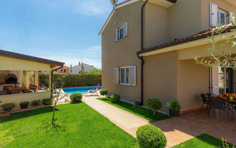 Villa Zara: Plante, Ciel, Bâtiment, Fenêtre, Lot Terre, Design Intérieur, Herbe, Maison, Chalet, Design Urbain