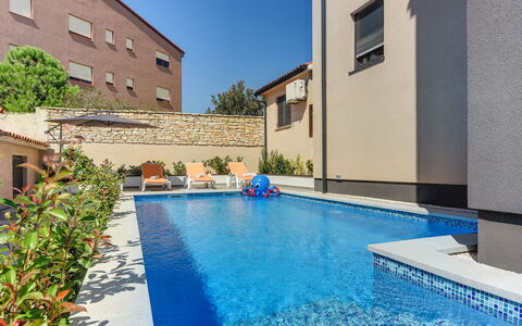 Noemi: L'Eau, Plante, Bâtiment, Propriété, Jour, Fenêtre, Piscine, Bleu Azur, Bleu, Ciel