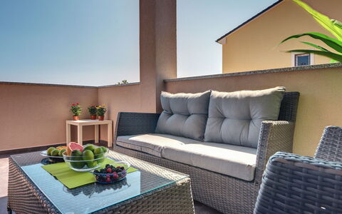 Noemi: Canapé, Meubles, Propriété, Rectangle, Mobilier De Jardin, Design Intérieur, Plante, Architecture, Salon, Canapé-Lit