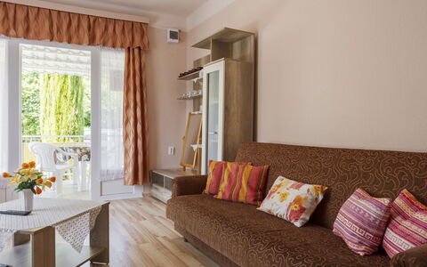Gizella: Meubles, Design Intérieur, Bois, Sol, Sol, Pièce, Textile, Éclairage, Domicile, Salon