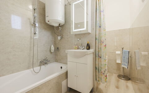 Gizella: Salle De Bains, Luminaire Plomberie, Design Intérieur, Sol, Lavabo, Sol, Évier, Robinet, Plomberie, Toilette