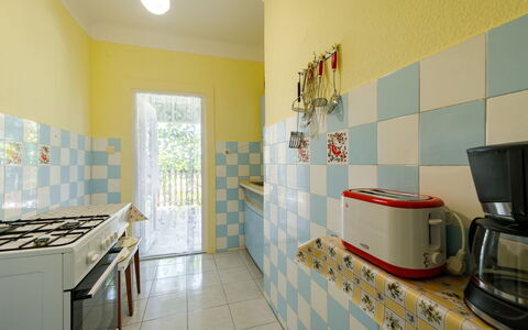 Gizella: Propriété, Cabinetry, Bâtiment, Gaz Poele, Cuisinière, Comptoir, Cuisine, Appareil De Cuisine, Cooktop, Design Intérieur
