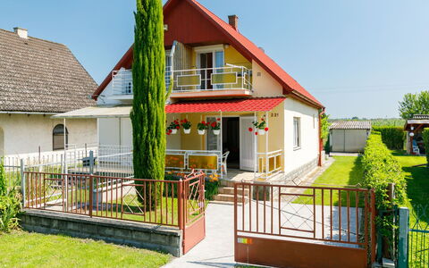 Gizella: Ciel, Plante, Propriété, Fenêtre, Bâtiment, Arbre, Maison, Lot Terre, Bois, Chalet